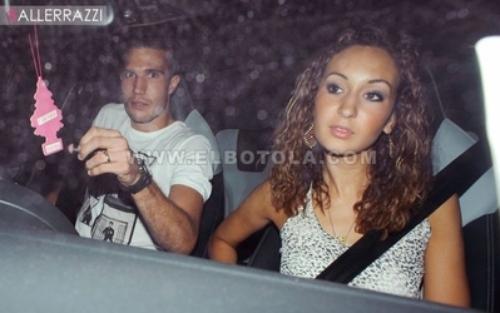 جماهير أرسنال تهدد زوجة فان بيرسي
