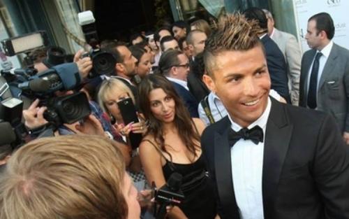 صور .. رونالدو يظهر ب"لوك" جديد