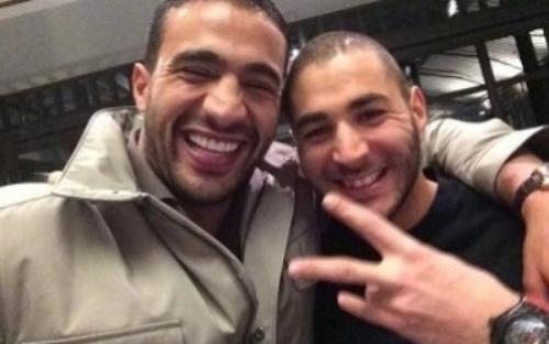 بنزيما يُقدم هدية فاخرة لبدر هاري