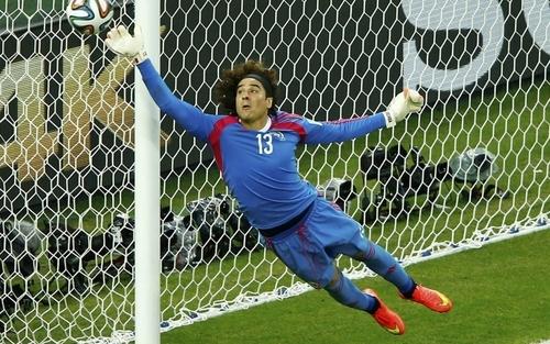 من هو حارس المكسيك أوتشوا؟