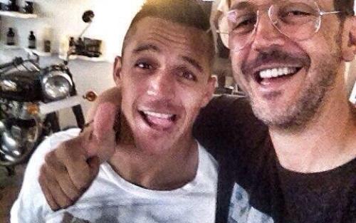 "حلاق" سانشيز يؤكد انتقاله لآرسنال!