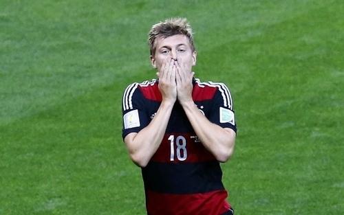 خاص: كروس لعب حافياً ليقل تفوقه!