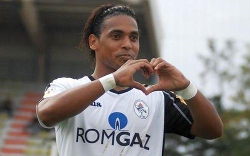 صانع ألعاب كيوزاما البرازيلي بالأهلي السعودي