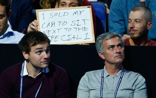 مشجع باع سيارته ليجلس وراء مورينهو