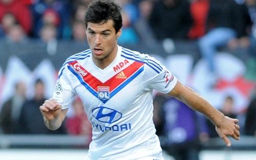 وكيل نجم ليون يعترف بمفاوضات ليفربول معه