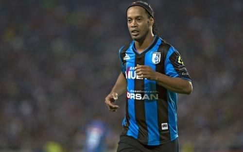 مدرب كيريتارو يُطالب برحيل رونالدينيو