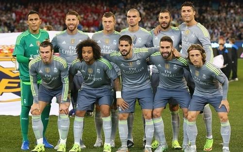 رونالدو يستعين بحيلته المعتادة لزيادة قامته