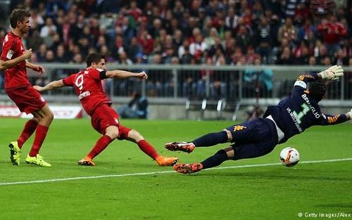 خماسية ليفاندوفسكي تخطف هالة ميسي السحرية