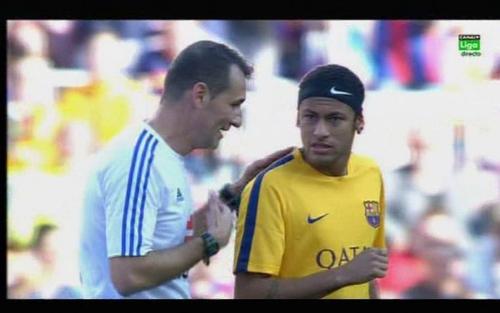 الحكم يطلب من نيمار إزالة رباطة الرأس