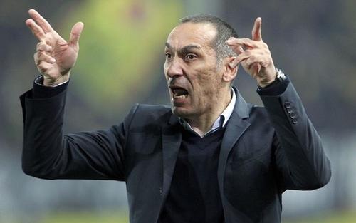  أزمة حقيقية و موقف معقد بين دونيس و نجم الهلال 