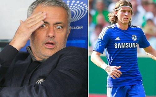 لاعب تشيلسي السابق يكشف أسباب تمرد اللاعبين على مورينيو