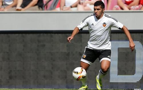 لاعب مغربي الأصل يُثير اهتمام ليستر سيتي