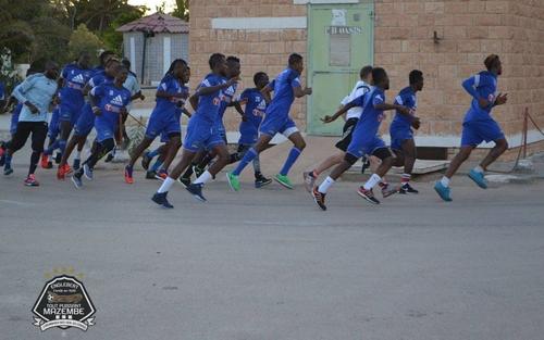 مازيمبي الكونغولي يتدرب في شوارع تونس فوق "الإسفلت"