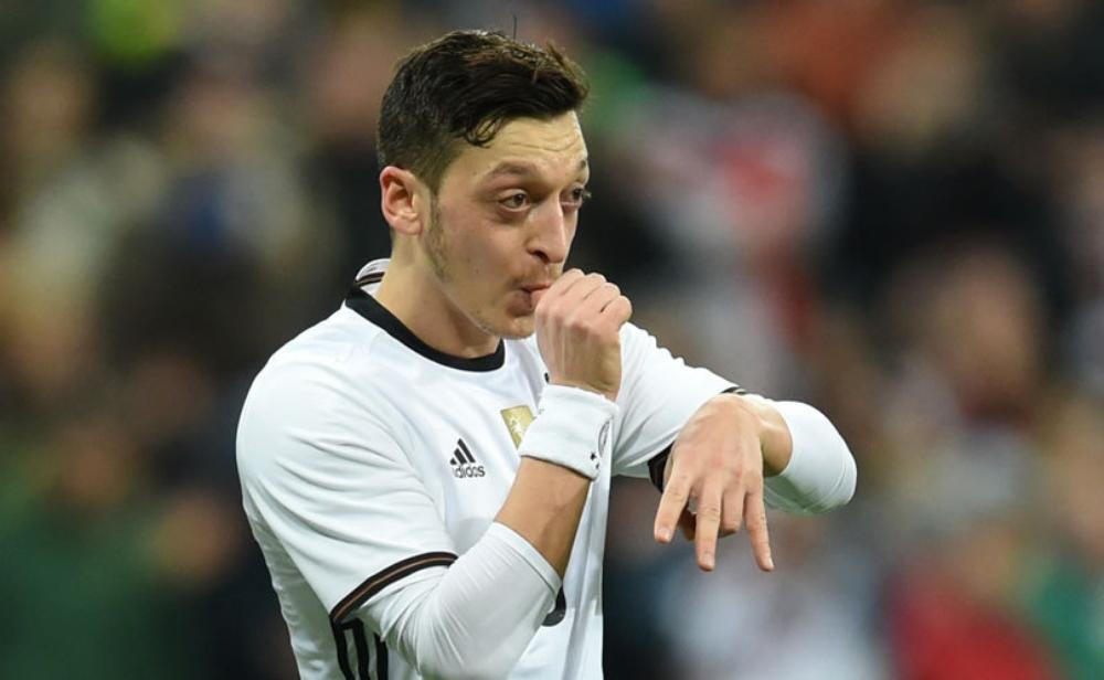 مهاجمة مسعود أوزيل بسبب النشيد الوطني!