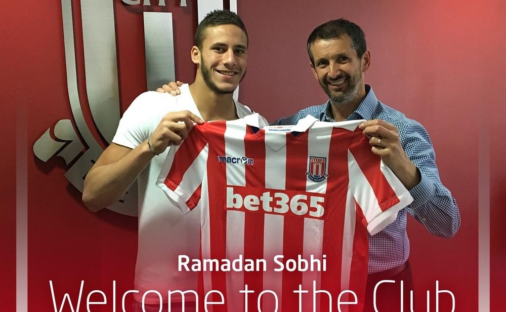 رسمياً: نجم الأهلي ينتقل للدوري الإنجليزي