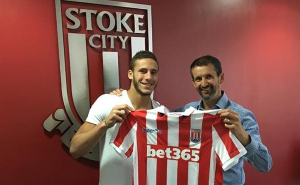 هيوز: المصري رمضان سيثير حماس جماهير ستوك سيتي