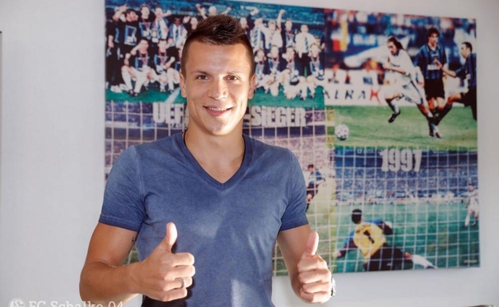 رسمياً: شالكه يُعلن عن ضم لاعب إشبيلية