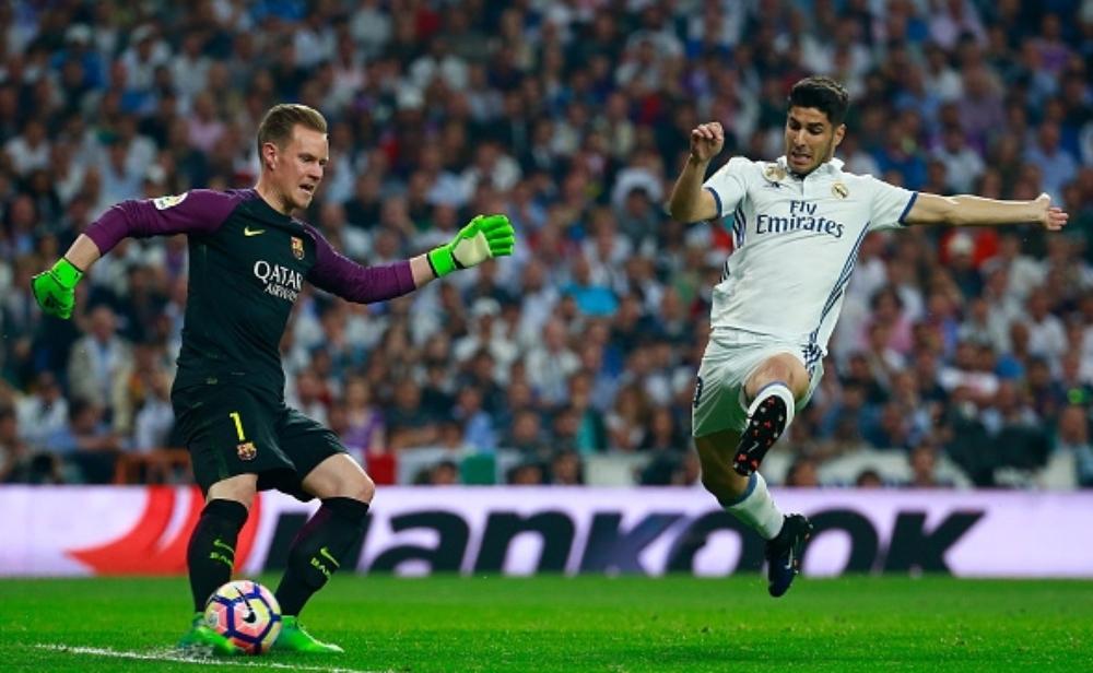 تير شتيجن يتفوق على 10 لاعبين من ريال مدريد