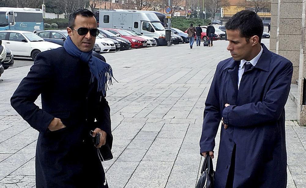 وكيل رونالدو شُوهد اليوم في اجتماعٍ ببرشلونة