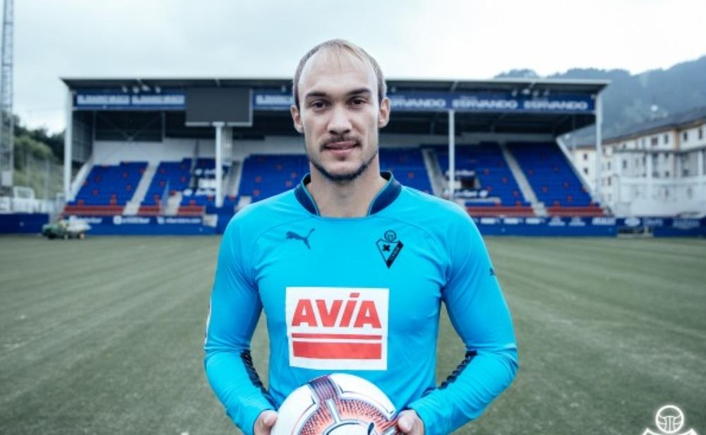 رسميا: إيبار يتعاقد مع حارس جديد ويتخلى عن فكرة ضم المحمدي