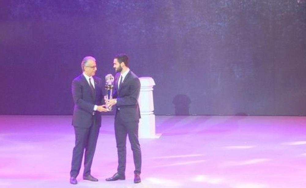 خربين يعتذر ومدرب أوراوا الأفضل في آسيا