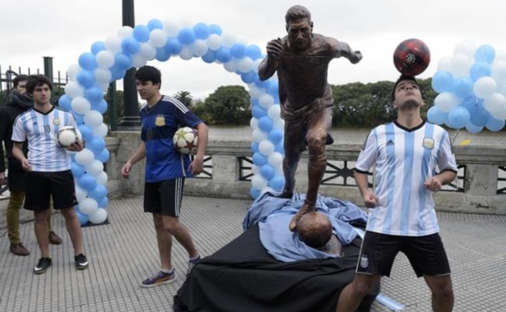 صورة | تدمير تمثال ميسي في العاصمة الأرجنتينية
