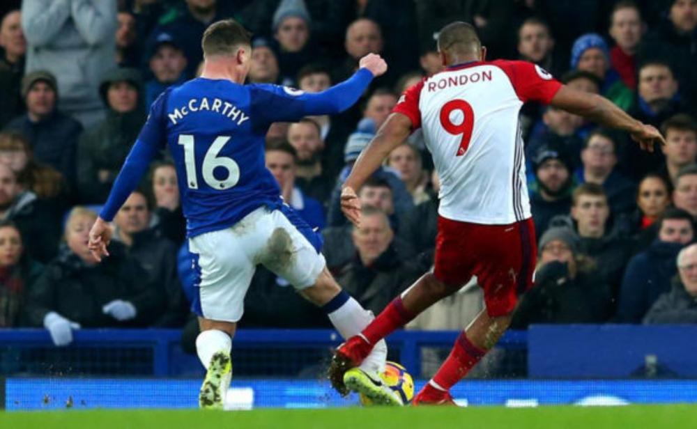 إصابة مُرعبة للاعب إيفرتون تُدخل مُرتَكِبها في نوبة بُكاء