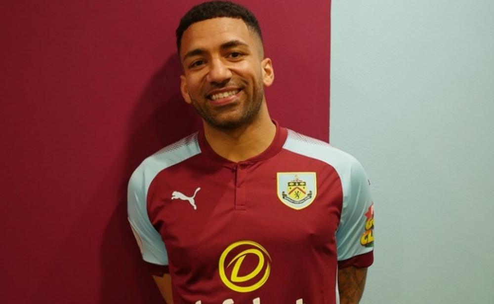 رسمياً: بيرنلي يتعاقد مع اللاعب الإنجليزي آرون لينون