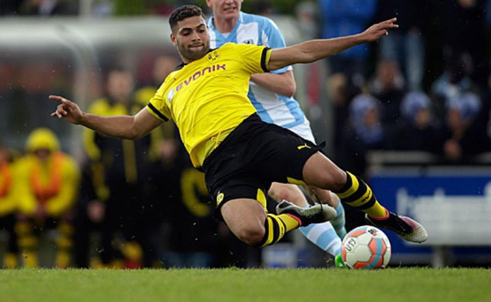 المغربي بوعزاتي يغادر بوروسيا دورتموند صوب الدوري الأوكراني