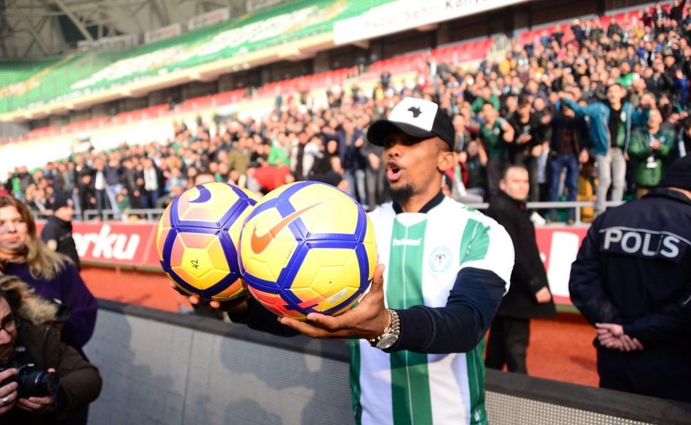 إيتو يوقع في كشوفات قونيا سبور لموسم ونصف