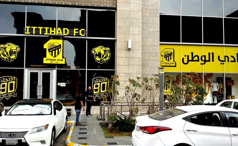 الكشف عن أسباب توافد رؤساء الاتحاد السابقين على مقر النادي