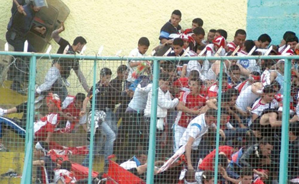 دخُول مُناصرين لأرضية ملعب المسيرة بآسفي