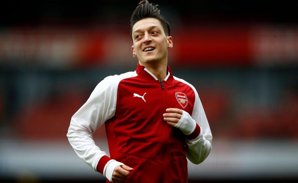 أوزيل يحطم رقم كانتونا في الدوري الإنجليزي