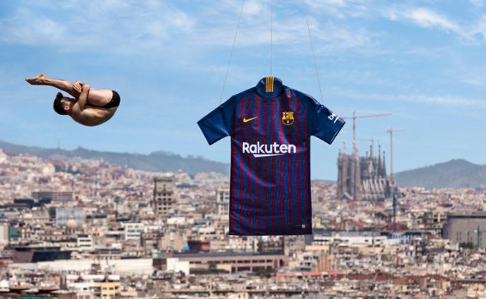 بالصور والفيديو | برشلونة يميط اللثام عن قميصه الجديد