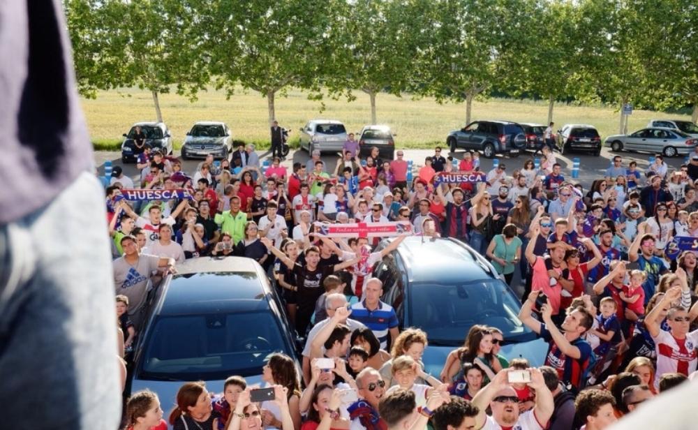 احتفالات عارمة لويسكا بعد صعوده إلى الليجا