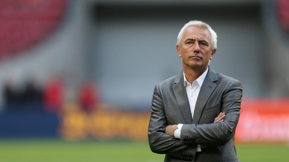 مدرب أستراليا سيدفع من جيبه الخاص أتعاب مساعديه