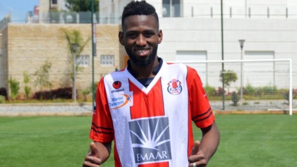 لامِين دياكِيتي يُهدي قميصه لمدربه السابق