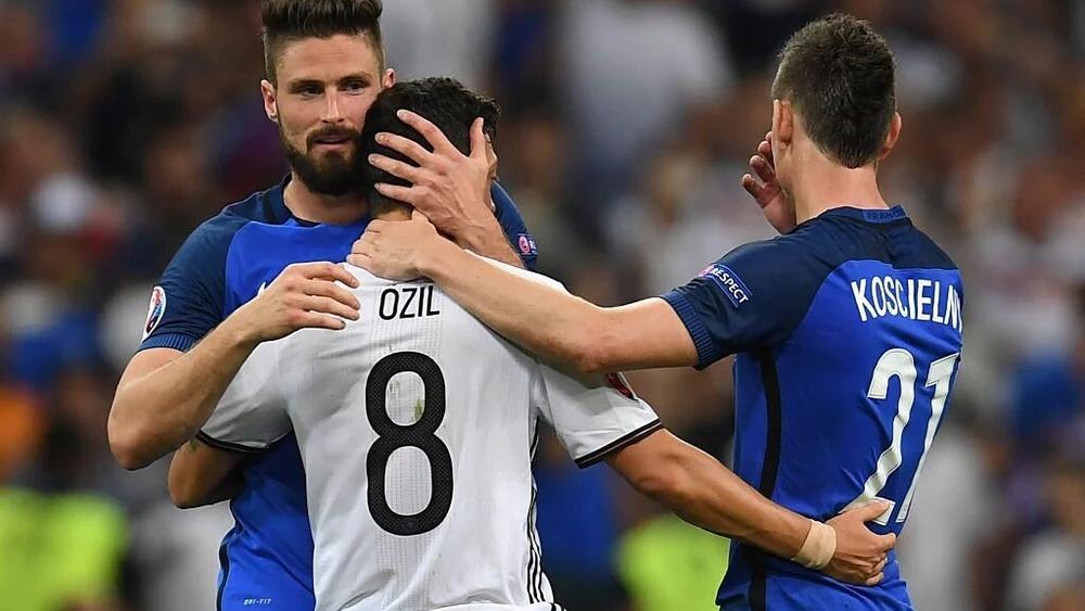 أوزيل يختار الصمت لمواجهة صافرات الاستهجان