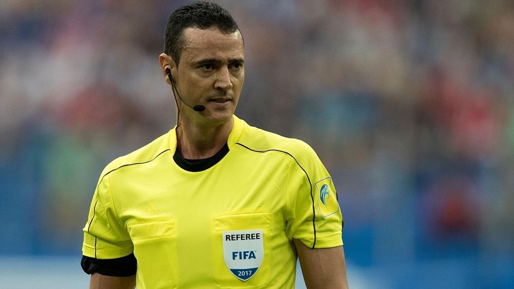 حكم كولومبي يقود مواجهة تونس وإنجلترا