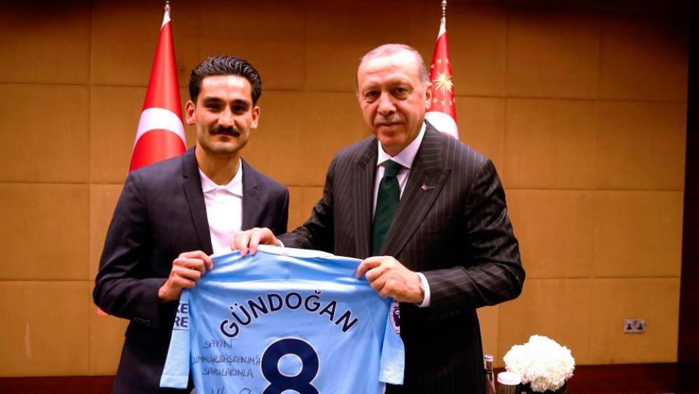 عنصرية الألمان تُلاحق جوندوجان، والضحية سيارته!