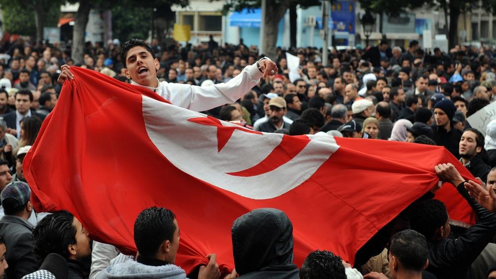 بالفيديو  | الجماهير التونسية تشعل الساحة الحمراء