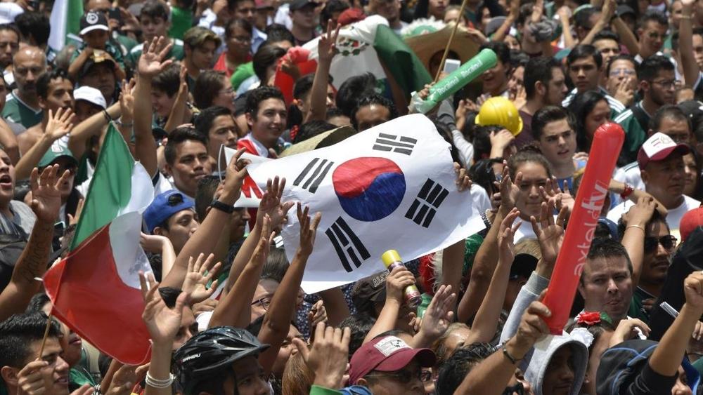 المكسيكيون يحيطون بالسفارة الكورية... والسفير يحتفل معهم بالتأهل