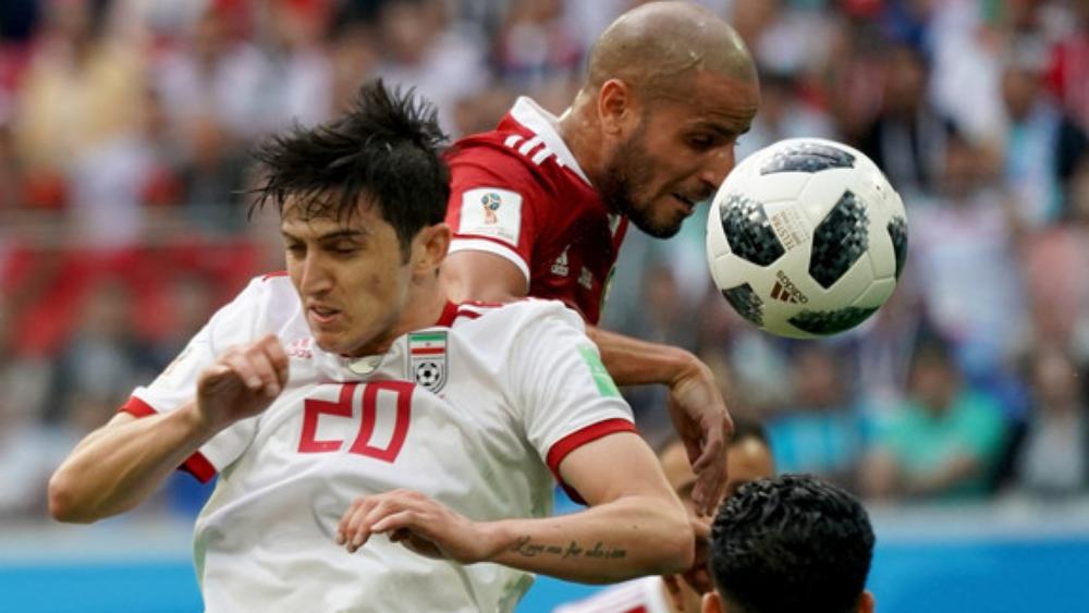 "ميسي الإيراني" يعتزل دولياً لحماية والدته