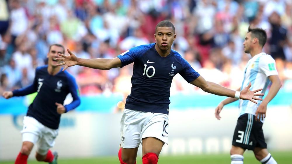 مبابي يدخل التاريخ: عادل رقم بيليه وزيدان في مباراة واحدة