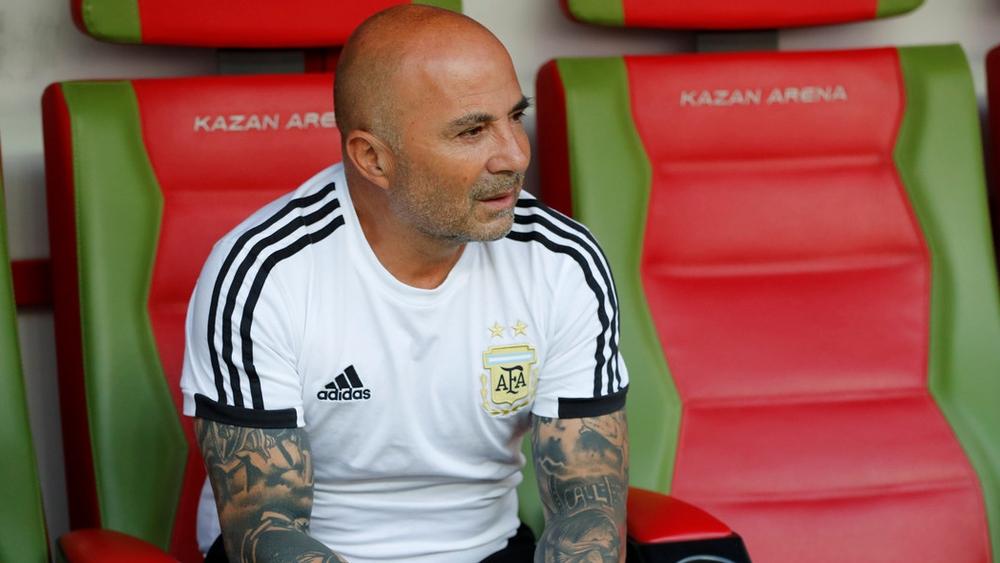 سامباولي يتجاهل المشاكل.. ويعلن استمراره في منصبه