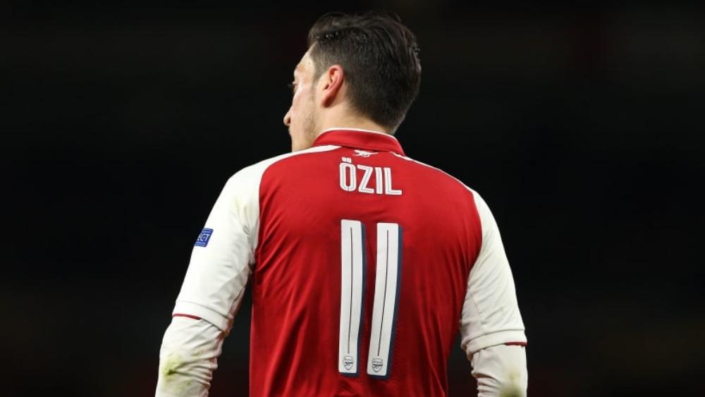 أوزيل يقرر تغيير رقمه بسبب حبه لزيدان