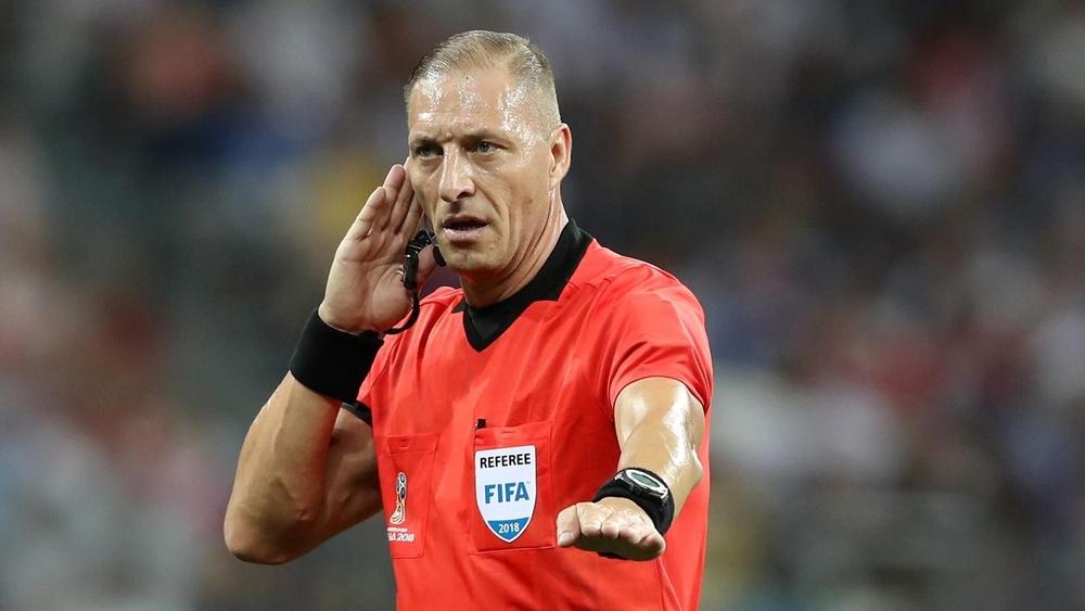 "الفيفا" يثير الجدل بتعيين حكم أرجنتيني لمباراة فرنسا-أوروغواي