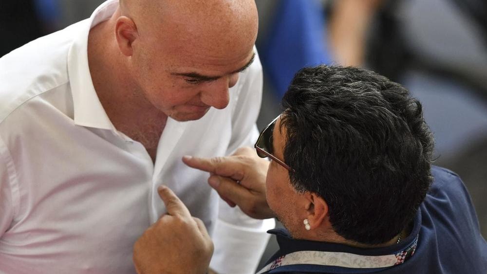 "الفيفا" يدين بشدة انتقادات مارادونا بشأن التحكيم