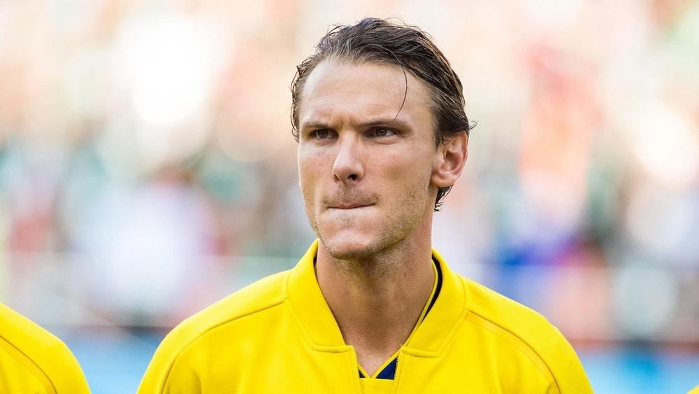 لاعب السويد يسابق الزمن للحاق بمباراة إنجلترا