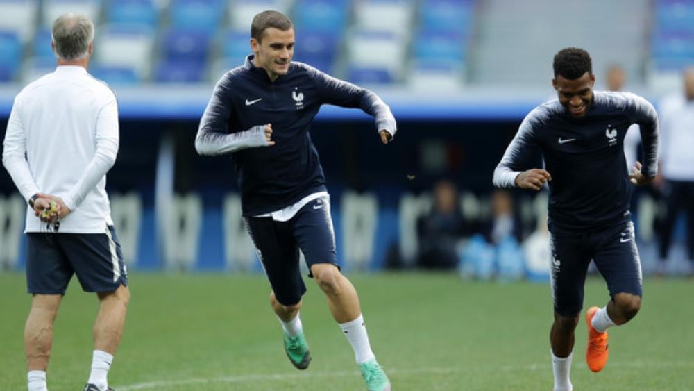 غريزمان يؤكد ارتباطه بأوروغواي.. وسواريز يرد بالرفض